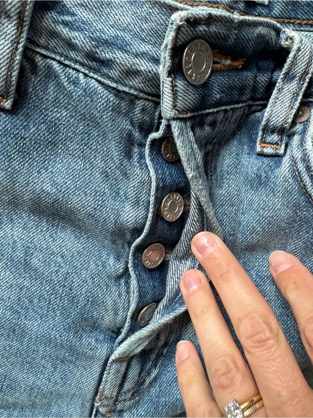 AGOLDE High-Rise Cutoff Denim Shorts - 24 - Picture 4 of 7